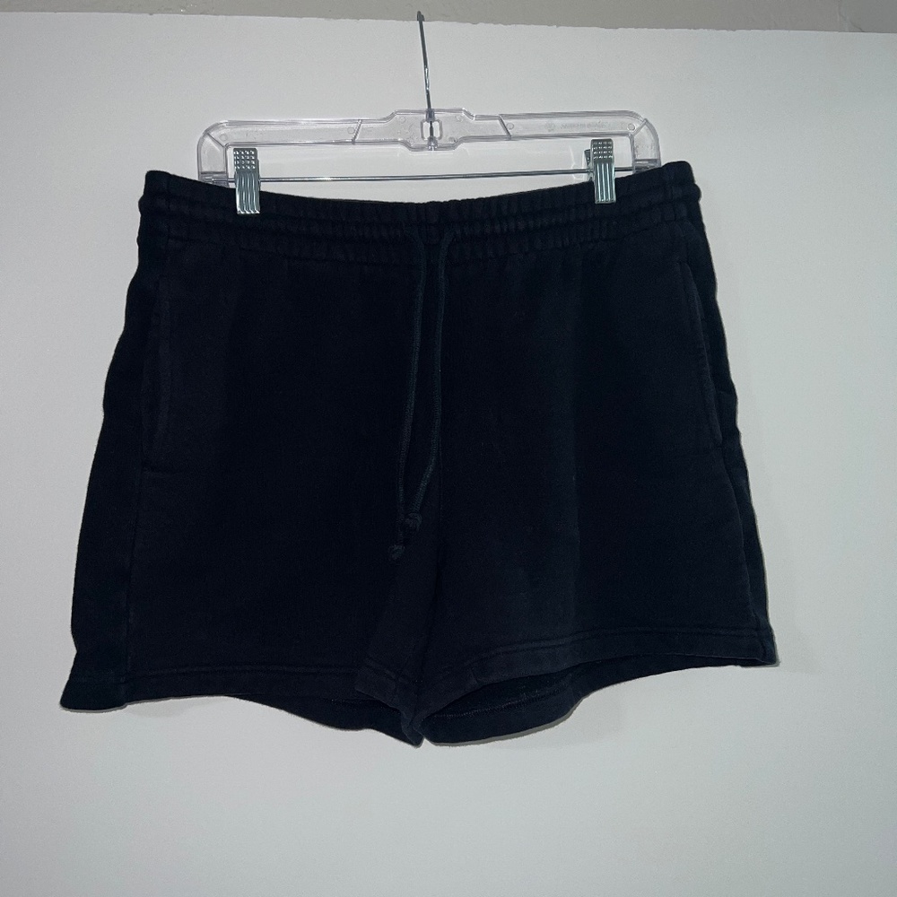 Aritzia TNA COZY FLEECE BOYFRIEND 5" SWEATSHORT in Black Size L
